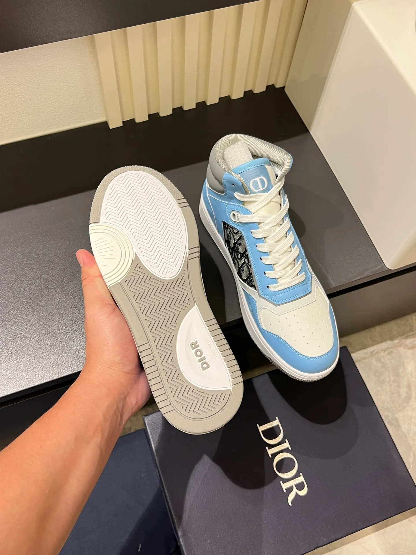 Men's shoes 💰p460 "Dio*" mid-top B27 casual sneakers. This B27 high-top sneaker is a new product in the series and continues Di*r's classic style. Crafted from gray and white smooth calf leather with beige and black Oblique print panels on the sides. The "CD Icon" shaped shoelace eyelets are clever and delicate, and the two-color rubber sole, rear collar and heel are all equipped with the brand's iconic details to enhance the style. Oblique printed straps at the ankle allow for an adjustable fit to complement the overall design. Fashionable and versatile, it can complement any look. Create an exquisite design with unique dynamic vitality and modern atmosphere, presented in low-top and high-top styles. This new must-have shoe adds a new dimension to Dior's archive heritage, embodying modern elegance. Purchase the original version and make it 1:1. If you need top quality, please come to me! Male 38-44!